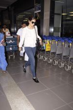 Sonam Kapoor snapped at airport in International Airport, Mumbai on 1st Nov 2011 (4).JPG